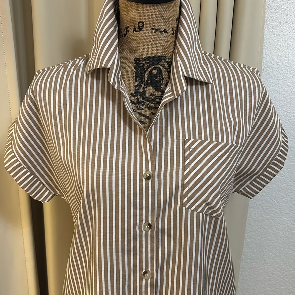 Classic Tan & White Short Sleeve Button Down!